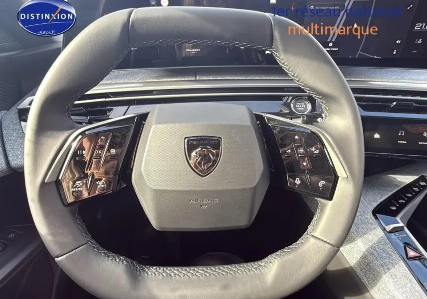 Vue rapprochée du volant cuir multifonction gris du Peugeot 3008 2025 avec tableau de bord numérique et bouton start/stop.