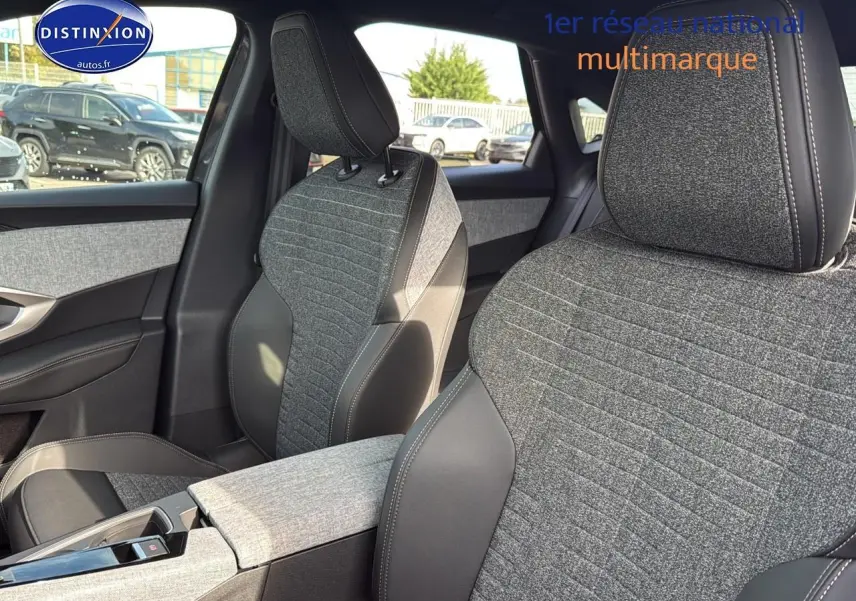 Gros plan sur les sièges avant gris tissu et cuir du Peugeot 3008 1.2 hybrid 145 allure e-dcs6, intérieur lumineux.