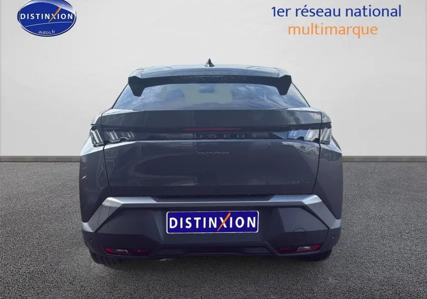 Vue arrière du Peugeot 3008 gris titane 2025 avec feux LED et becquet arrière distinctif.