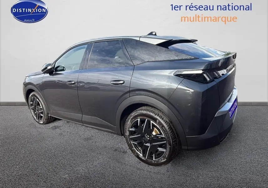 Peugeot 3008 gris titane en 3/4 arrière droit, avec jantes alliage noires et feux arrière LED distinctifs.