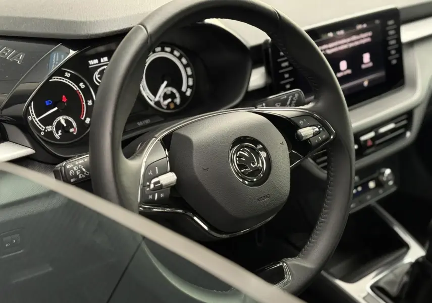 Coffre ouvert vu de l'arrière d'une SKODA FABIA 2024 noir Magic, montrant un espace de chargement propre et spacieux.