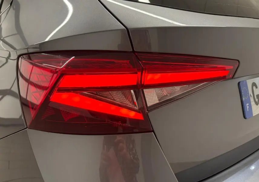 Gros plan sur le feu arrière droit allumé d'une Skoda Fabia 2023 gris graphite métallisé.
