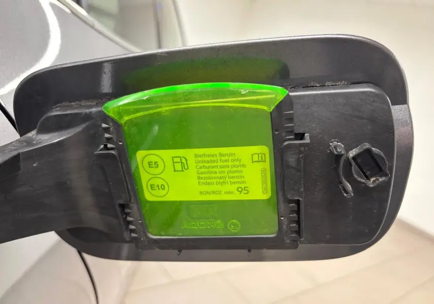 Bouchon de réservoir essence ouvert d'une Skoda Fabia 2023 gris graphite, avec indication carburant E5 et E10.