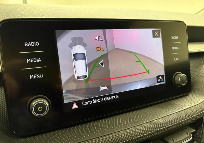 Écran central de la Skoda Fabia 2023 gris graphite montrant la caméra de recul avec guidage de trajectoire.