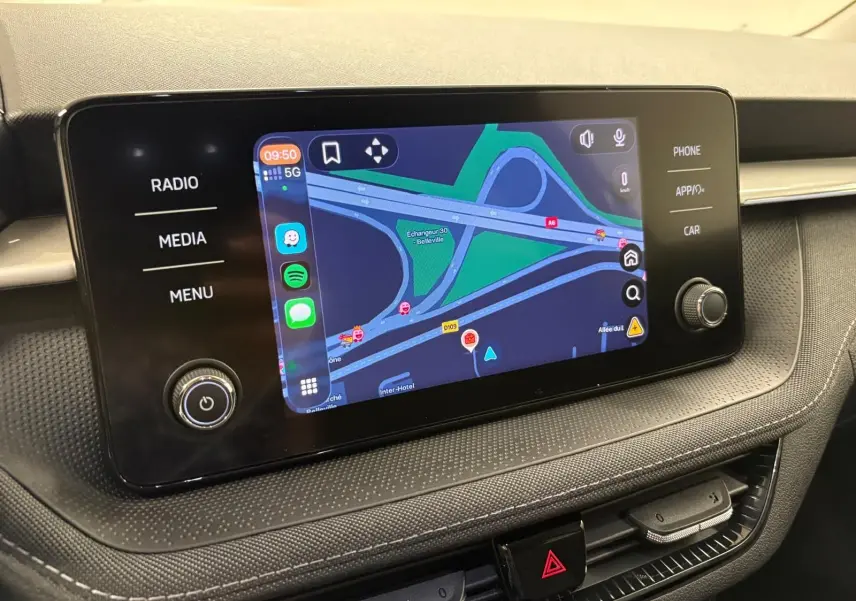 Écran tactile central du tableau de bord de la Skoda Fabia 2023 avec navigation et commandes multimédia visibles.