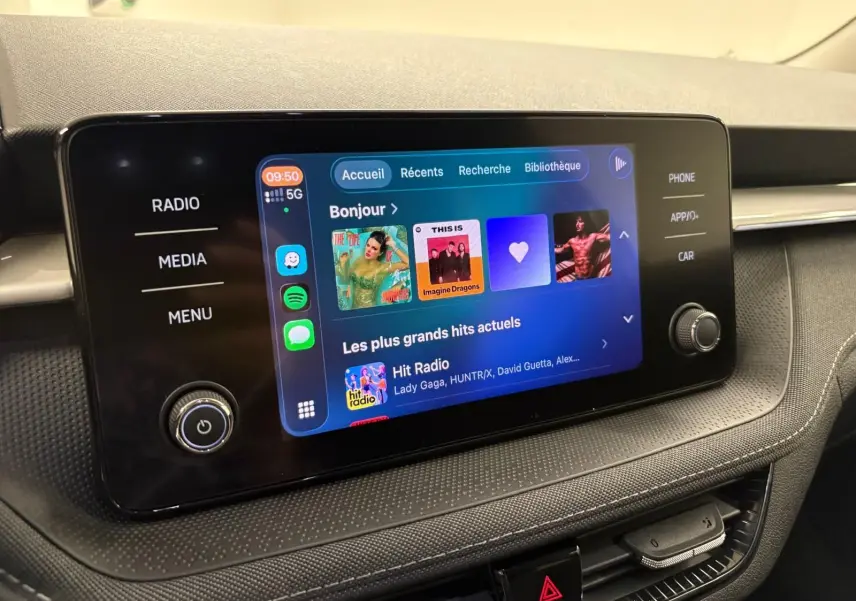 Écran tactile central de la Skoda Fabia 2023 affichant l’interface multimédia avec options radio et applications.