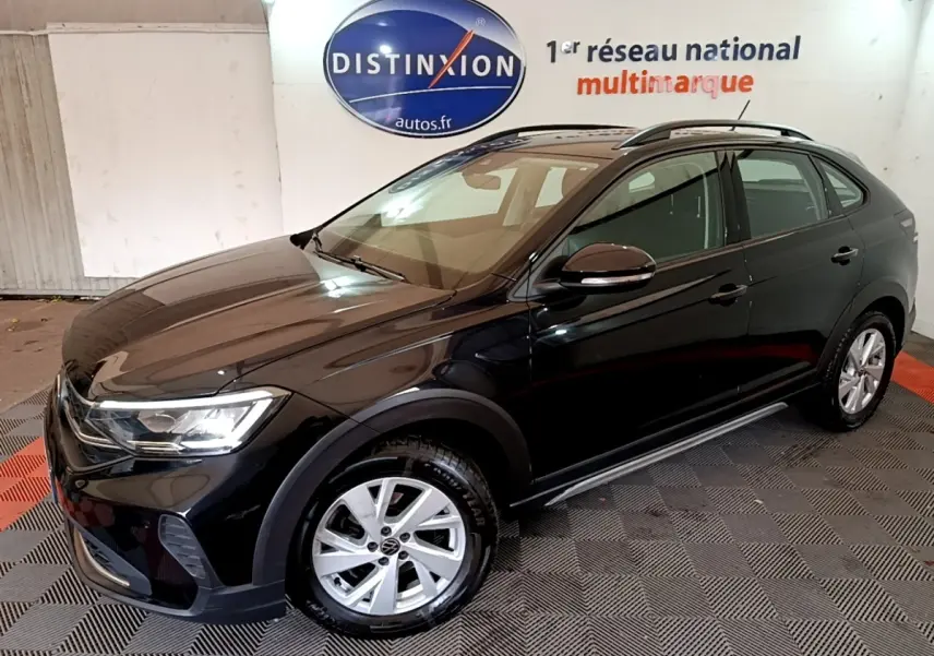 Volkswagen Taigo noir vue 3/4 avant droit, avec jantes alliage et rétroviseurs électriques rabattables.