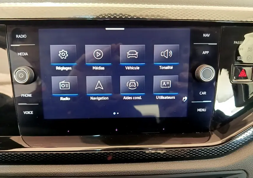 Écran tactile central du tableau de bord du Volkswagen Taigo noir, affichant le menu principal des réglages.