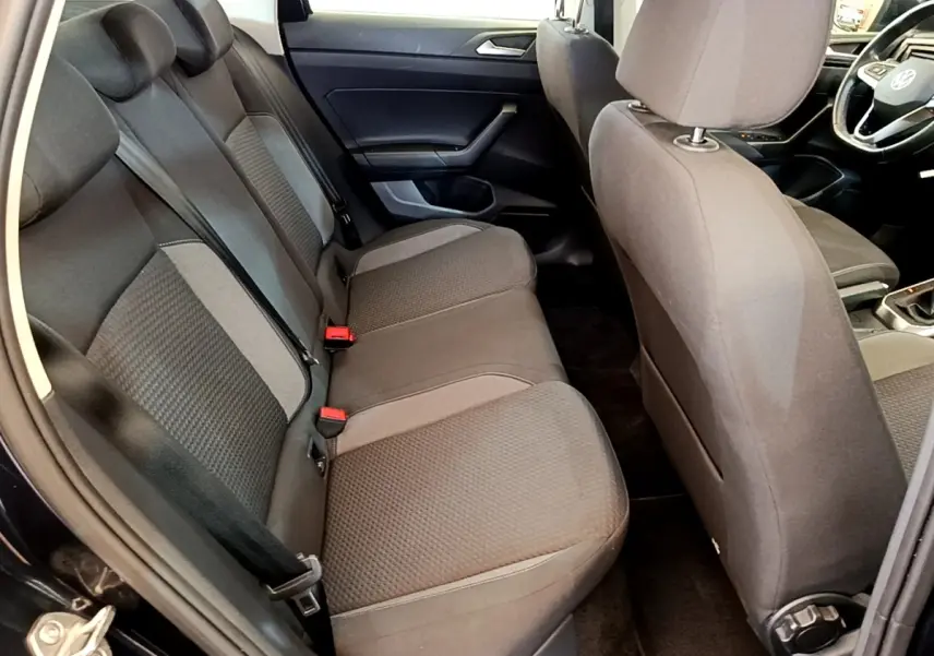 Vue intérieure côté arrière droit du Volkswagen Taigo noir 2023, montrant la banquette arrière et partie avant.