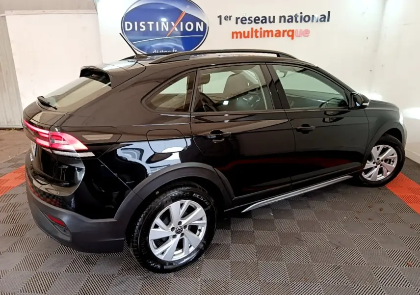 Vue 3/4 arrière droite du Volkswagen Taigo noir 2023 avec feux LED et jantes alliage argentées.