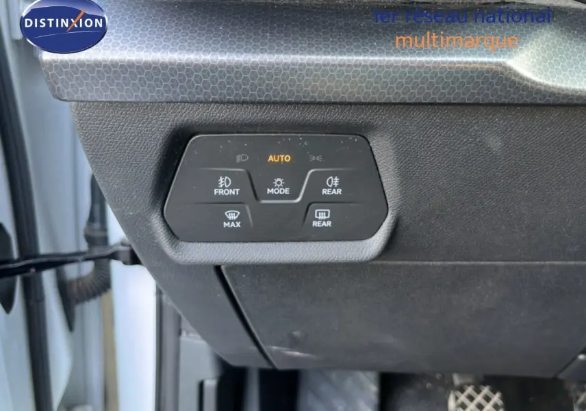 Gros plan sur les commandes d'éclairage intérieures du SEAT LEON blanc neige, version 2025, côté conducteur.