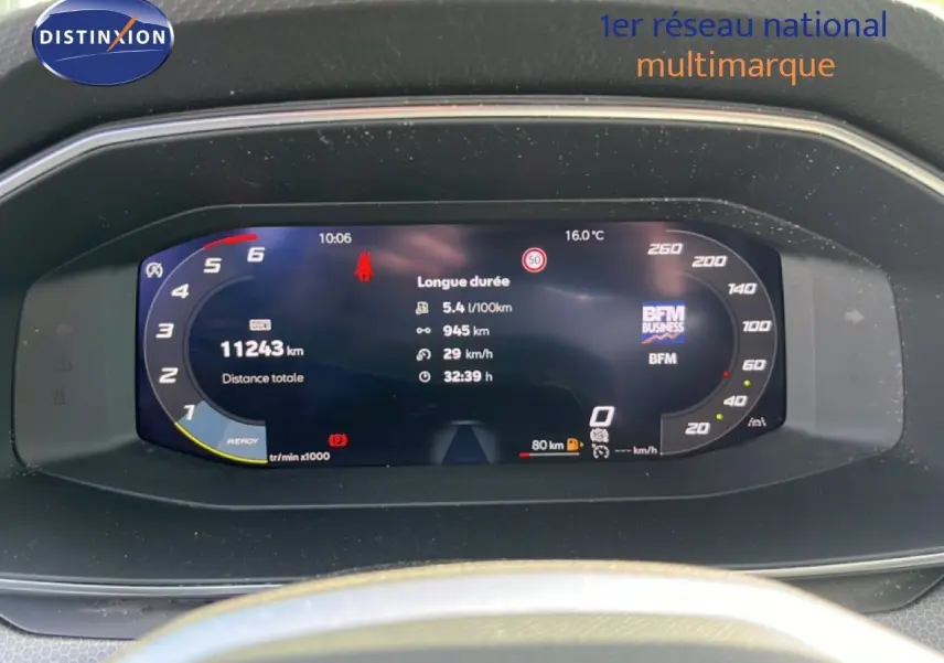 Tableau de bord numérique de SEAT LEON 2.0TDI blanc neige, affichant vitesse, consommation et distance totale.