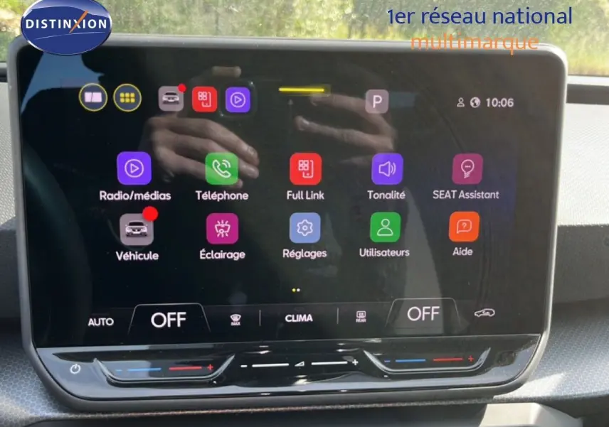 Écran tactile central du tableau de bord du SEAT LEON 2025, affichant les menus multimédias et réglages.