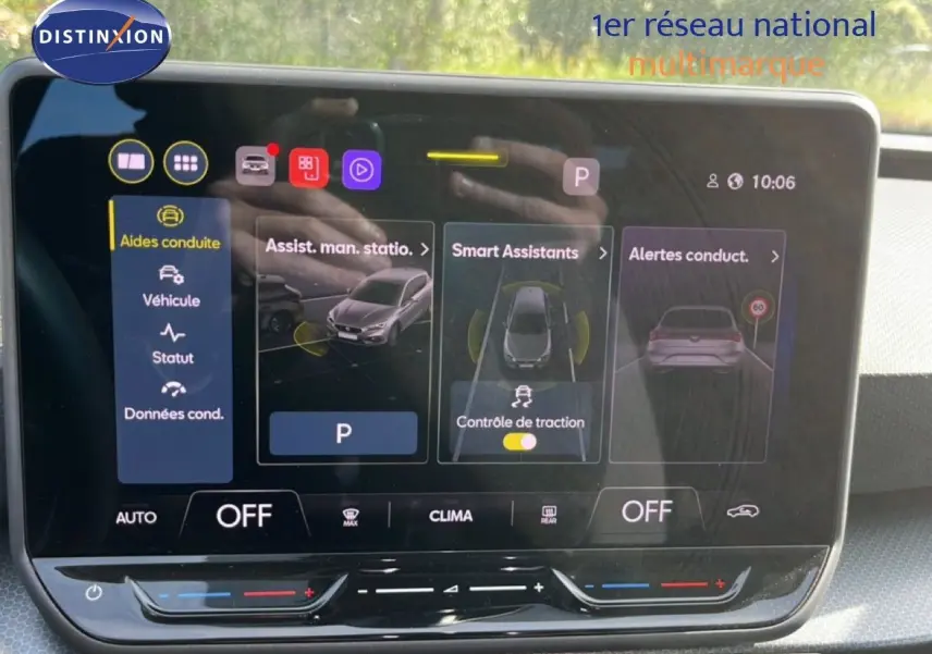 Écran tactile intérieur du SEAT Leon 2025 blanc neige, affichant les aides à la conduite et assistants intelligents.