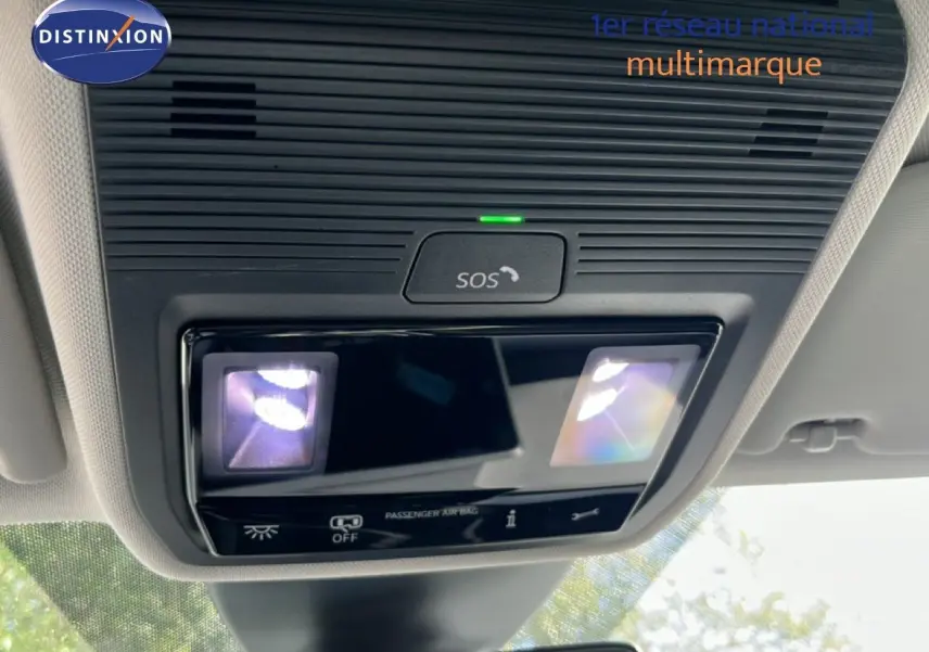 Détail du plafonnier avec éclairage intérieur et bouton SOS d'une SEAT LEON blanc neige, vue de l'habitacle vers le plafond.