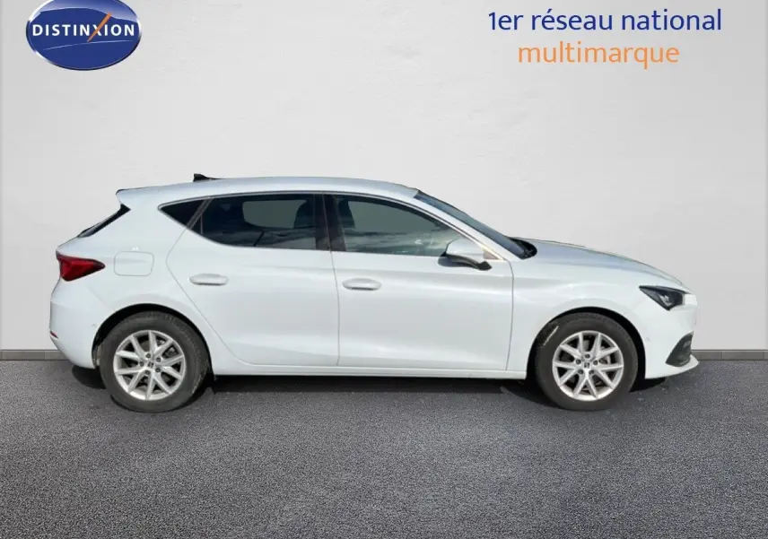 Profil droit d'une SEAT LEON blanc neige 2025, version 2.0TDI STYLE XL, avec jantes alliage et vitres teintées.