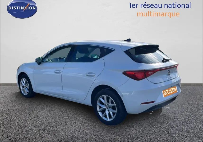 SEAT Leon blanc neige vue 3/4 arrière côté gauche, avec feux arrière LED et jantes alliage.