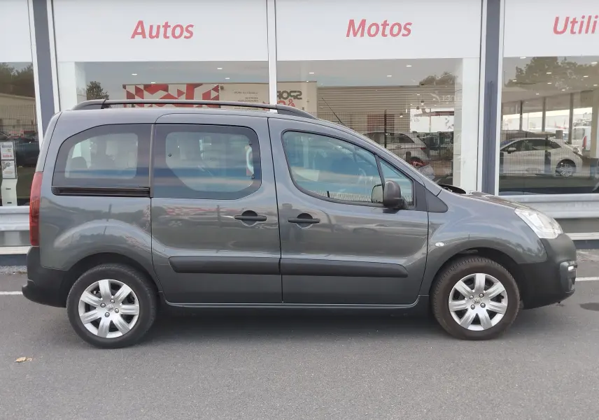 Profil droit d'un Peugeot Partner Tepee gris foncé de 2017, avec portes coulissantes et jantes alliage visibles.