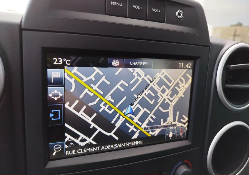 Gros plan sur l'écran GPS intégré du Peugeot Partner Tepee 2017, affichant une carte de navigation en intérieur gris.
