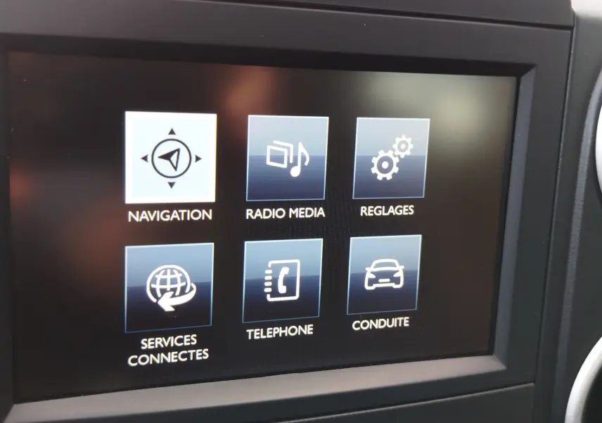 Écran tactile intérieur du Peugeot Partner Tepee 2017 affichant les options de navigation, radio, réglages et téléphone.