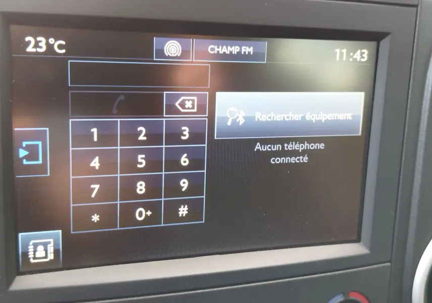 Écran tactile intérieur du Peugeot Partner Tepee 2017 affichant le menu de connexion Bluetooth et la température à 23°C.