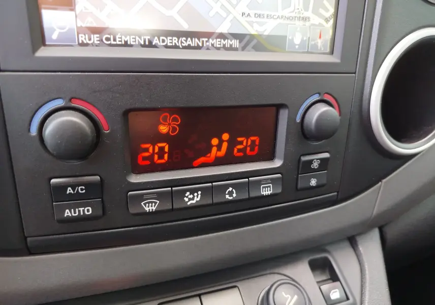 Tableau de bord du Peugeot Partner Tepee 2017, zoom sur la climatisation automatique avec affichage digital rouge.