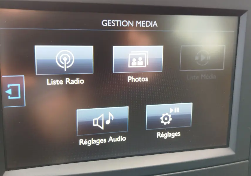 Écran tactile du système multimédia du Peugeot Partner Tepee 2017 affichant le menu de gestion média.
