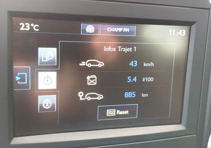 Écran central du tableau de bord du Peugeot Partner Tepee 2017 affichant les infos de trajet à 11h43.