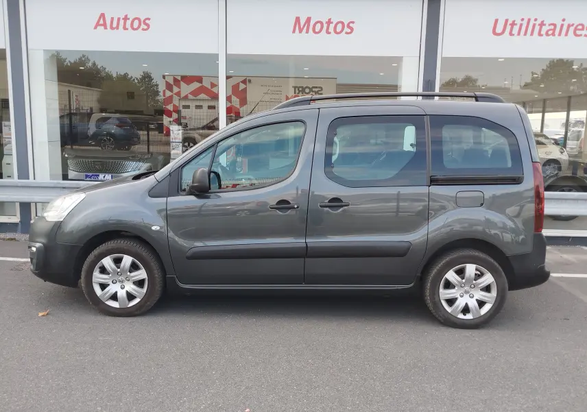 Profil droit d’un Peugeot Partner Tepee gris foncé de 2017, avec portes coulissantes et jantes alliage visibles.