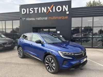Renault Austral E-Tech Full Hybrid bleu Iron Metal en 3/4 avant droit devant un showroom Distinxion