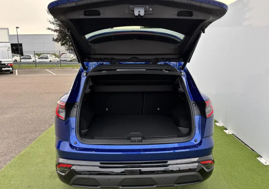 Vue arrière du Renault Austral bleu Iron Metal avec hayon motorisé ouvert dévoilant le coffre spacieux.