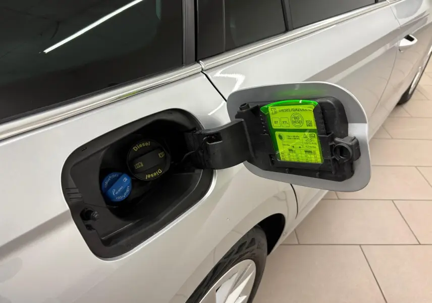 Bouchon de réservoir diesel ouvert côté gauche d'une Skoda Octavia Combi gris argent 2023 avec consignes sur la trappe.