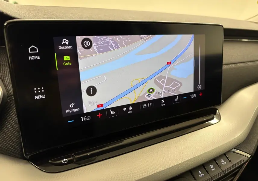 Écran tactile central avec navigation GPS et commandes climatisation dans l'habitacle d'une Skoda Octavia Combi gris argent 2023.