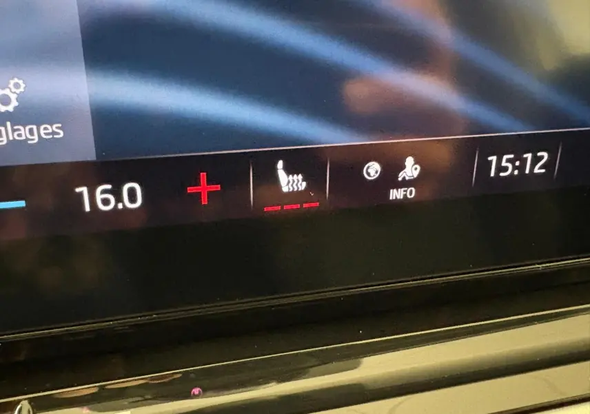 Affichage numérique du tableau de bord de la Skoda Octavia Combi 2023, réglage de la température à 16°C avec siège chauffant activé.