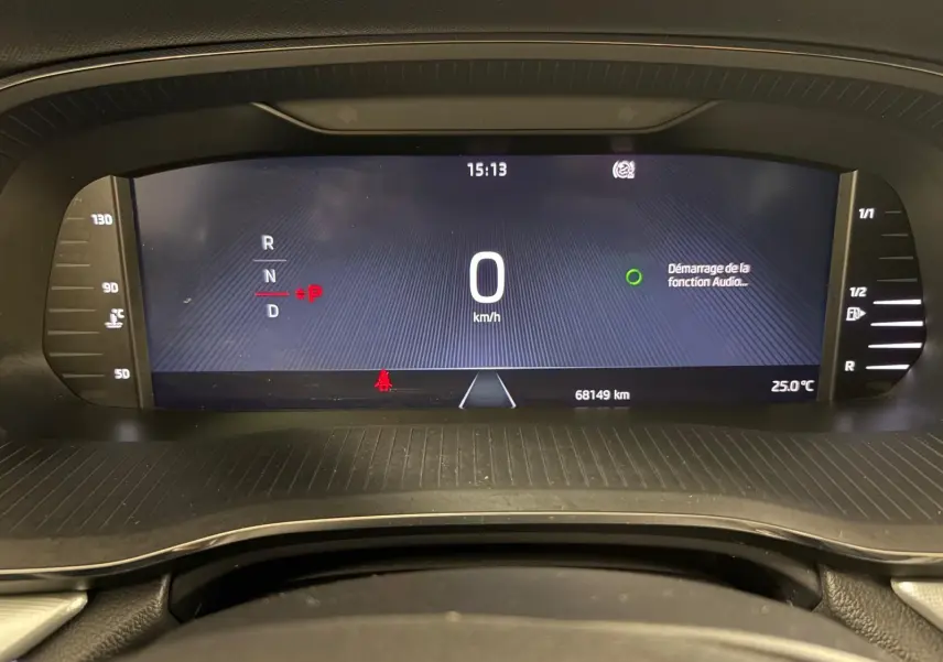 Tableau de bord numérique de la Skoda Octavia Combi 2023 affichant la vitesse à 0 km/h et la température à 25°C.