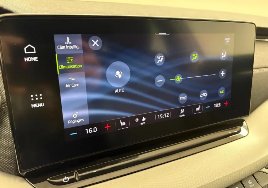 Écran tactile central de la Skoda Octavia Combi 2023 gris argent, affichant le menu climatisation en mode automatique.