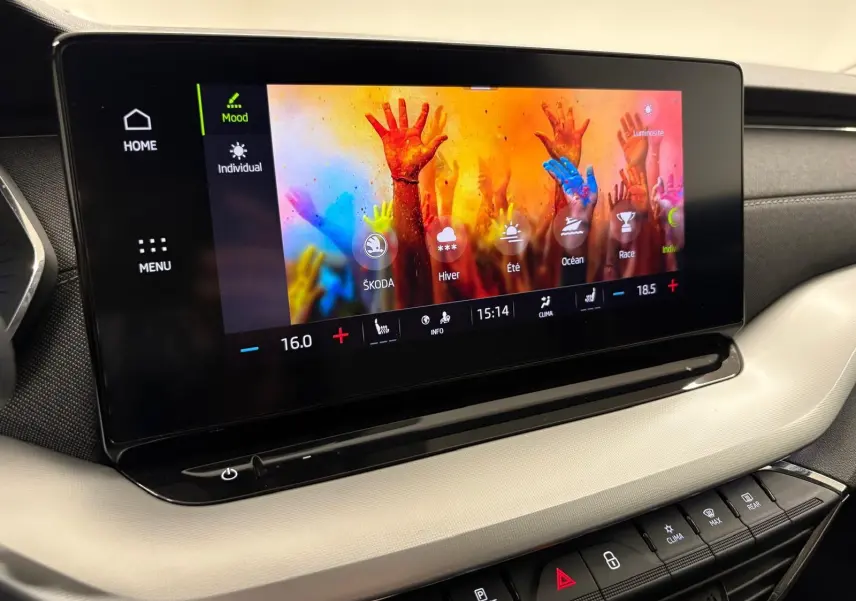 Écran tactile central du tableau de bord du Skoda Octavia Combi gris argent 2023, affichant les modes de conduite colorés.