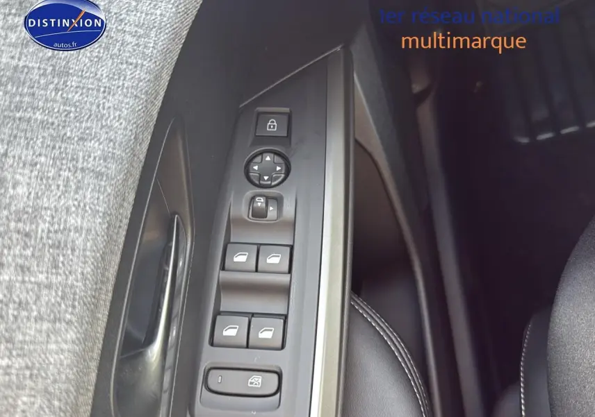 Panneau de commandes des vitres et rétroviseurs côté gauche dans l'habitacle du Peugeot 3008 gris titane 2025.