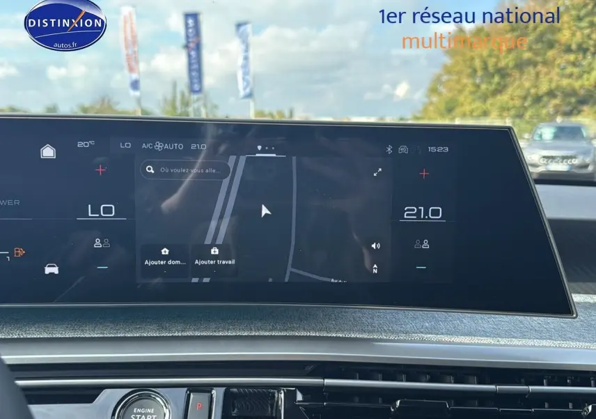 Écran tactile central avec navigation dans l'habitacle du Peugeot 3008 gris titane, vue avant intérieure.