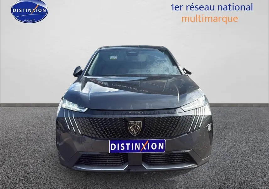 Vue frontale d'un Peugeot 3008 gris titane avec calandre noire et phares LED fins visibles.