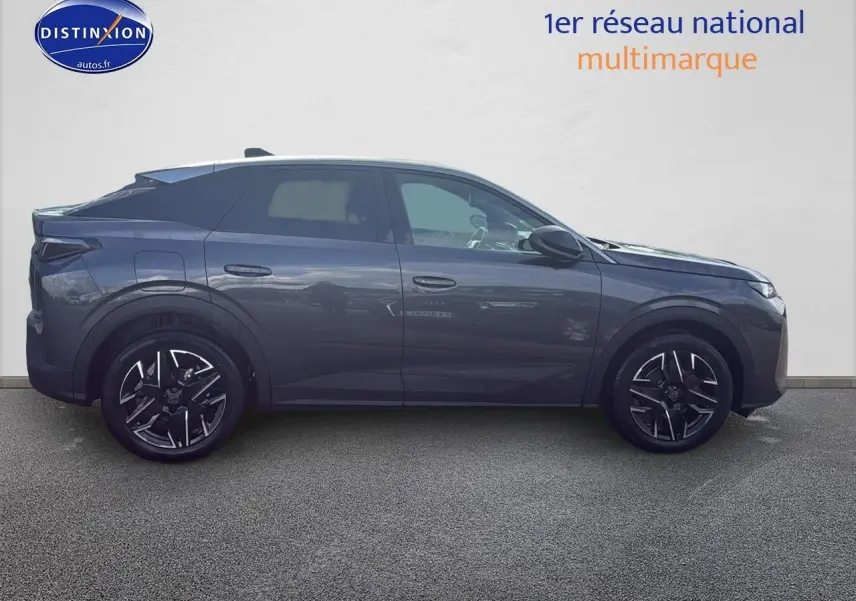 Profil droit du Peugeot 3008 gris titane 2025 avec jantes alliage et lignes modernes sur fond neutre.