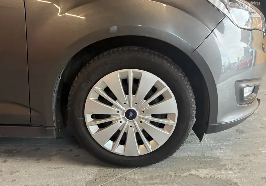 Gros plan sur la roue avant gauche grise d'une Ford C-MAX 1.5 TDCI 120 Trend Business de 2015.