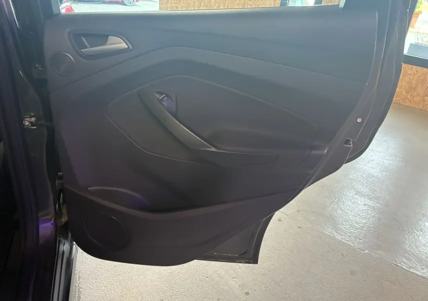 Gros plan sur la porte arrière gauche gris foncé du Ford C-MAX 2015 avec commande de vitre électrique intégrée.