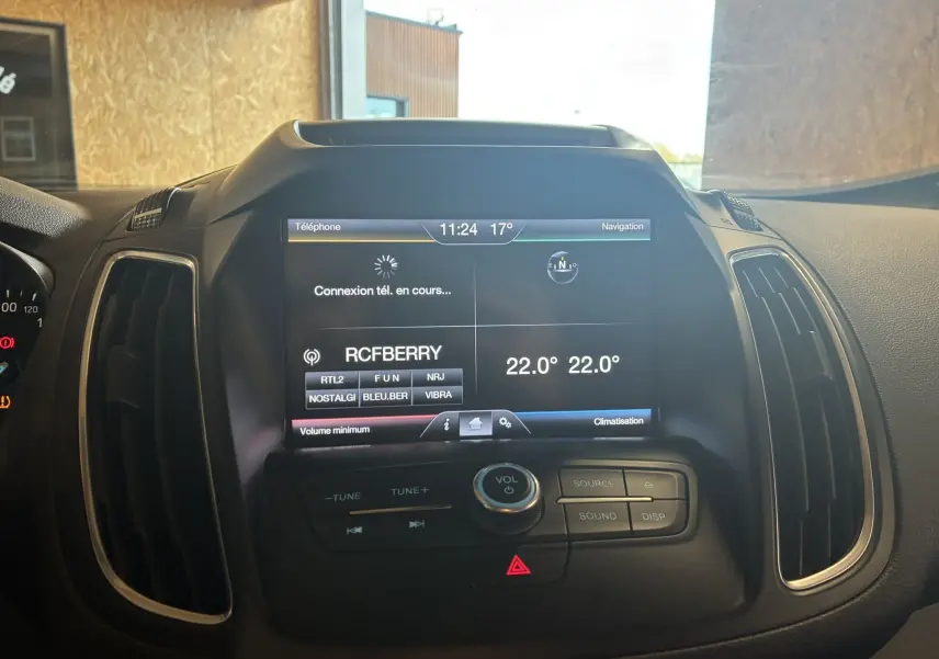 Vue rapprochée de l'écran central tactile et des commandes de climatisation du Ford C-MAX gris, version 2015.