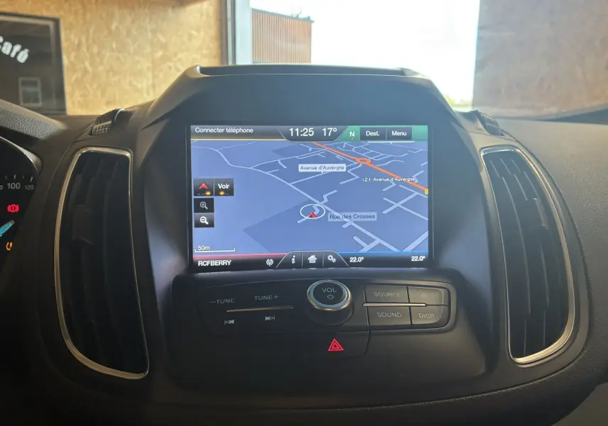 Écran central du tableau de bord du Ford C-MAX gris 2015, affichant le GPS avec commandes audio intégrées.