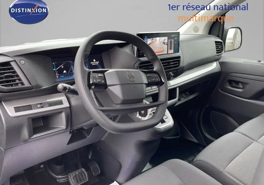 Intérieur du Citroën Jumpy Van Long L3 2025, vue côté conducteur sur tableau de bord et volant multifonction noir.