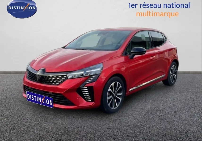 Renault Clio 2025 rouge désir métal vue 3/4 avant droit, avec calandre noire et jantes alliage distinctives.