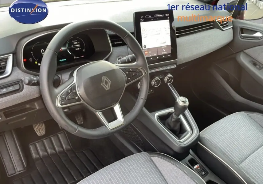 Intérieur de la Renault Clio 2025 vu côté conducteur, volant cuir, tableau de bord numérique et levier de vitesse manuel.