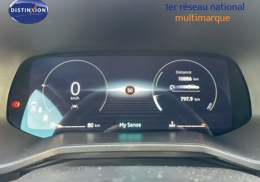 Tableau de bord numérique de Renault Clio rouge, affichant vitesse, distance et mode de conduite My Sense.