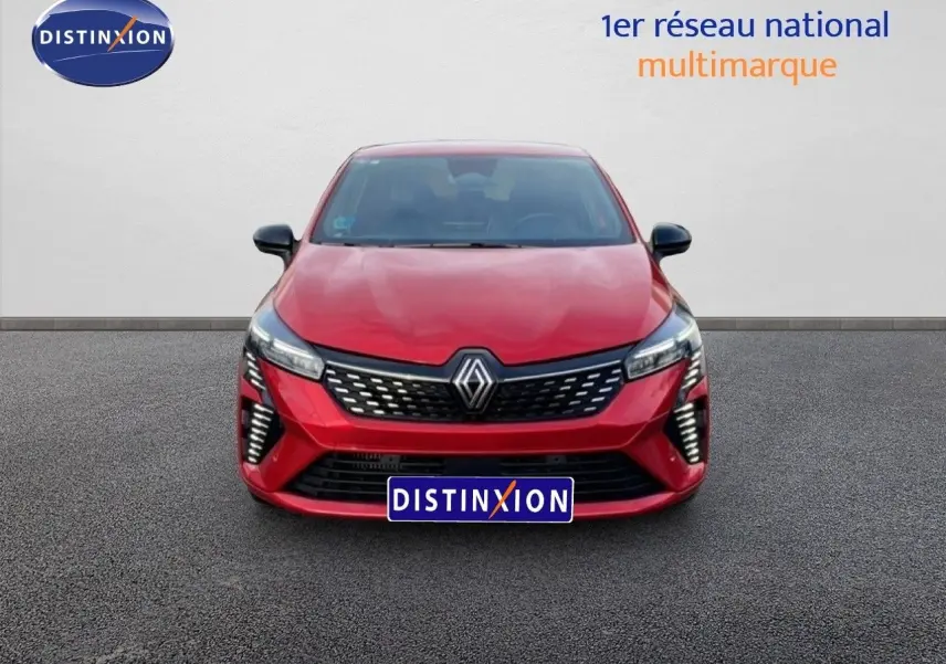Vue frontale d'une Renault Clio 2025 rouge désir métal avec calandre noire et feux LED distinctifs allumés.